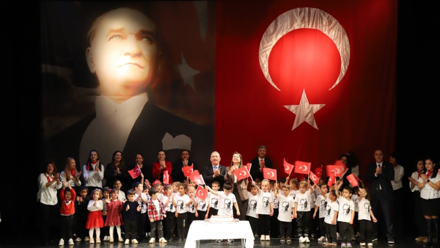 Eskişehir'de minik öğrenciler Cumhuriyet Bayramı'nı sahnede kutladı